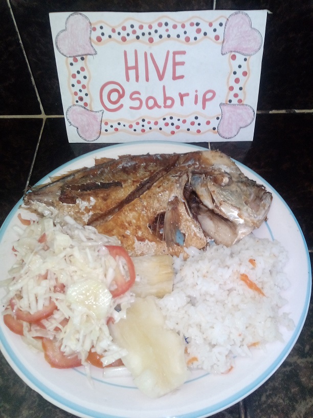 Disfrutando De Un Delicioso Almuerzo Pescado Frito Con Arroz Yuca Y