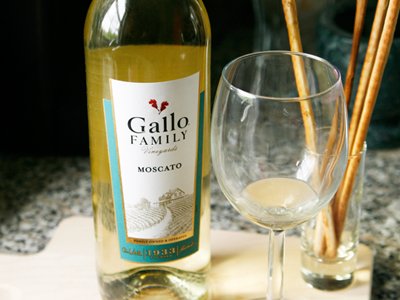 http://sarahscucinabella.com/wp-content/uploads/2012/05/gallo-moscato.jpg