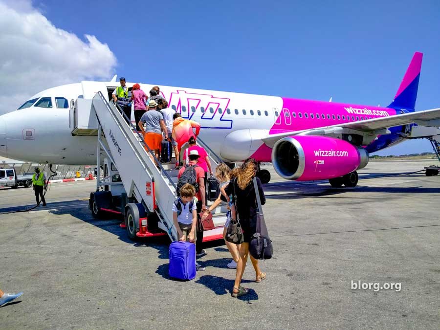 wizzair luggage being carries on to the plane