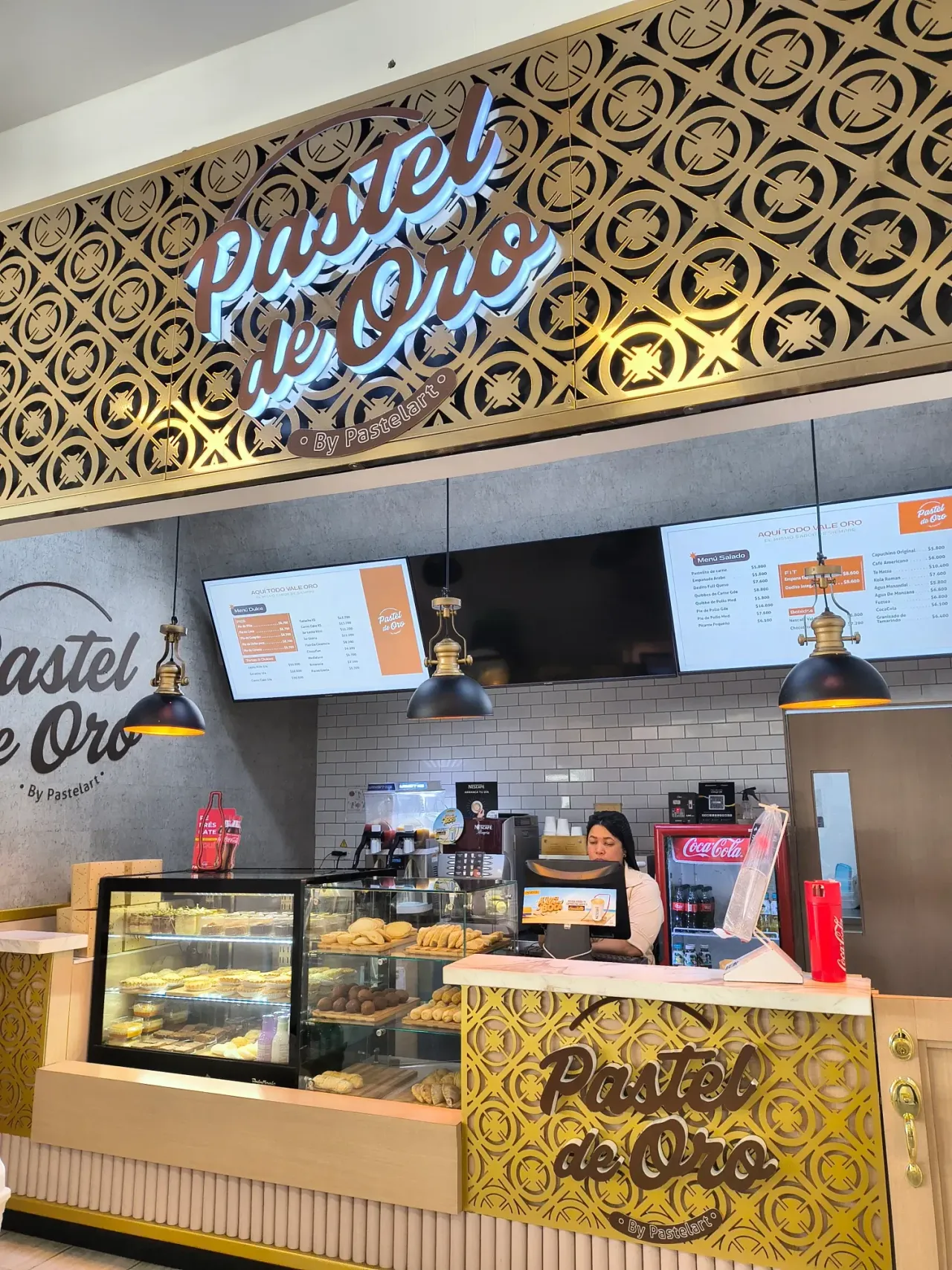 Descubriendo una nueva pastelería en la ciudad 🍰☕. | 📍Pastel de Oro. [ESP-ENG]