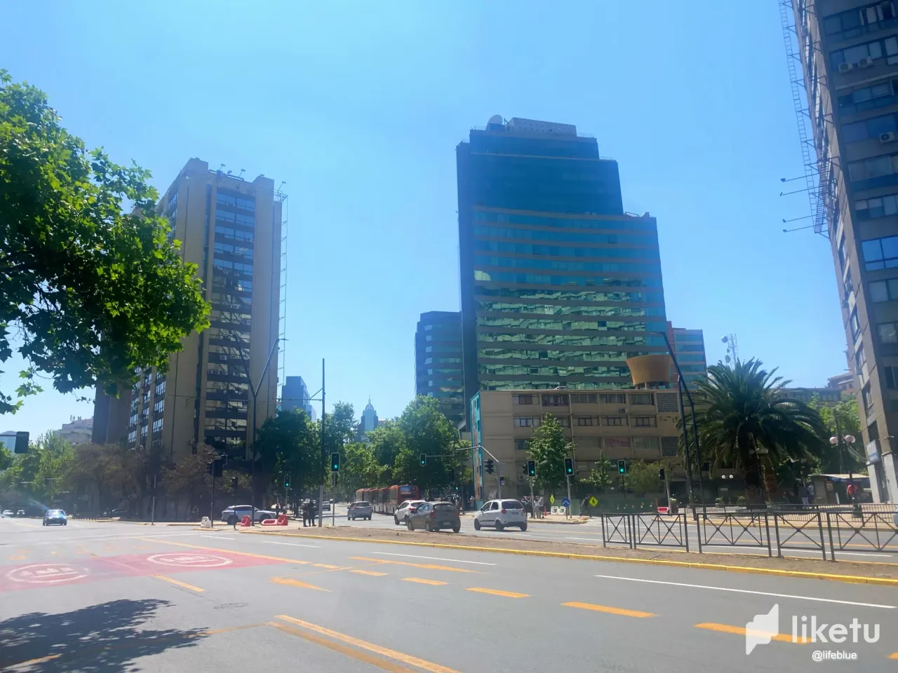 Walking through the beautiful streets of Providencia in Santiago de Chile - Caminando por las hermosas calles de Providencia en Sabtiag de Chile//ENG/ESP