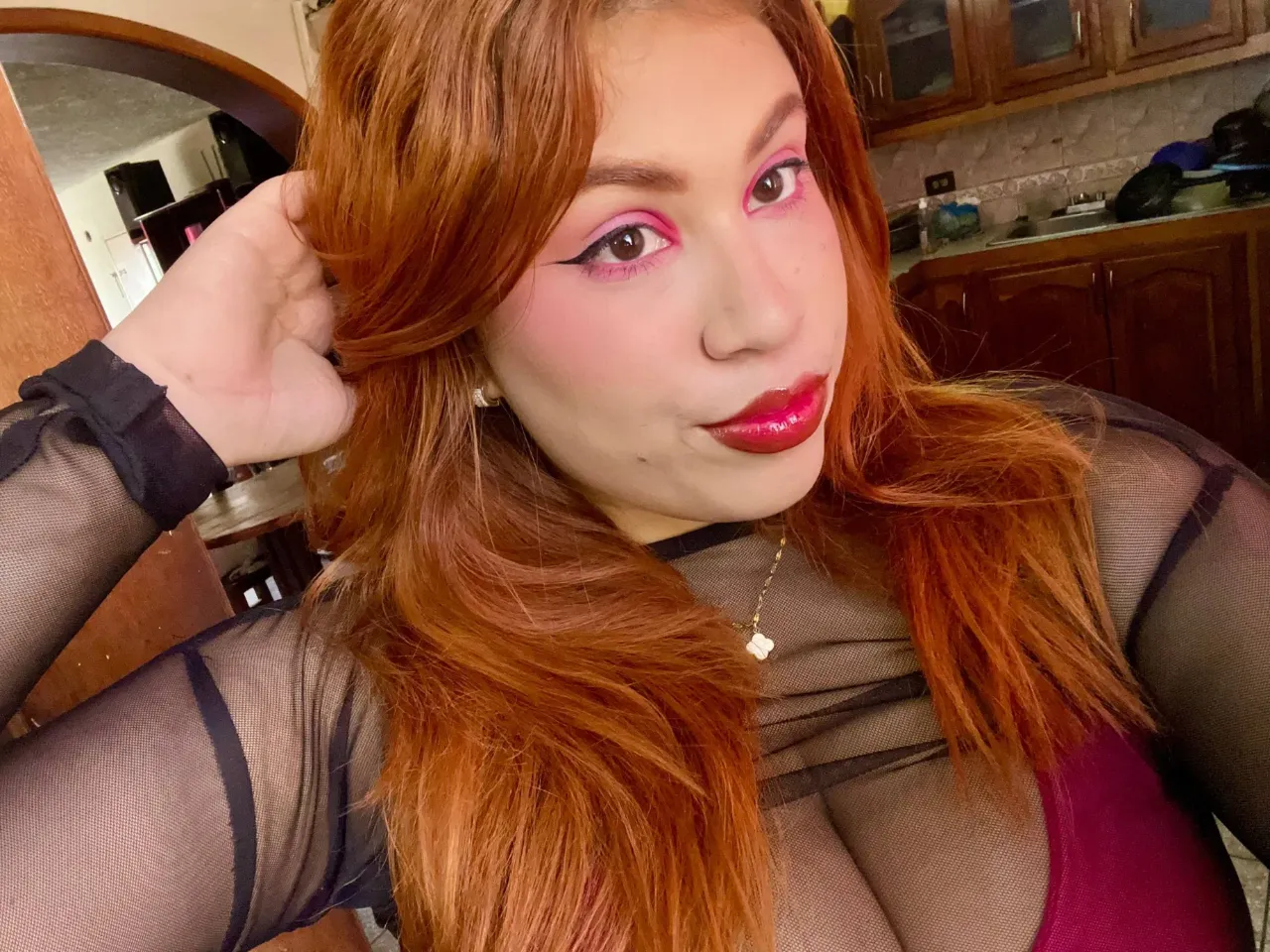 Fuchsia Makeup with Symmetrical Eyeliner