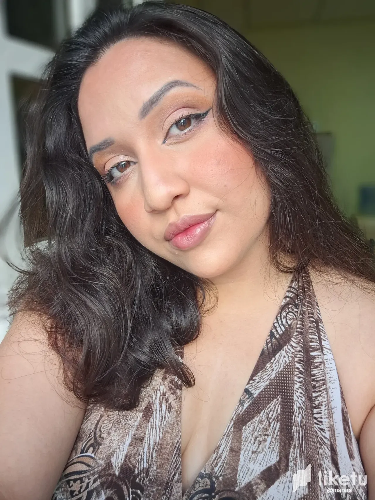 Youthful and elegant social makeup 