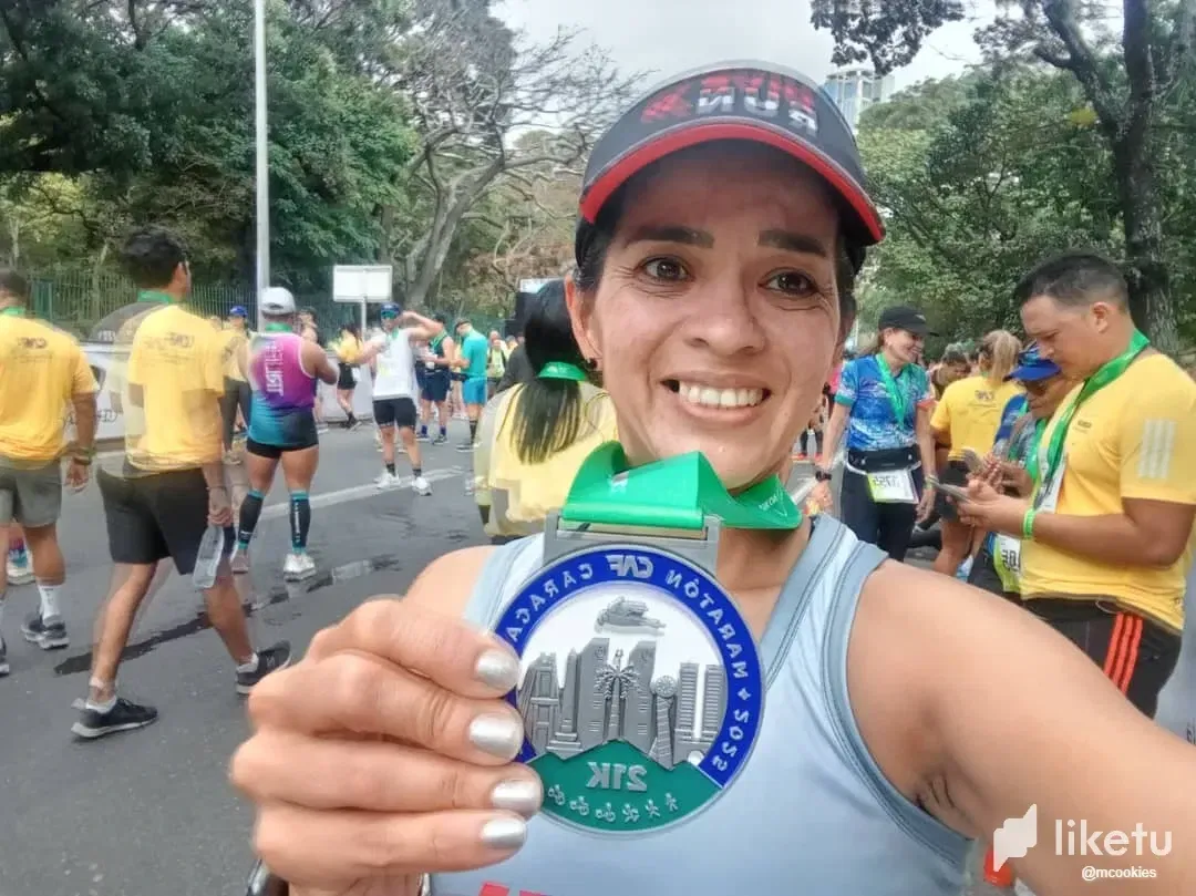 Selfies con mi medalla de los 21K maratón CAF 2025.