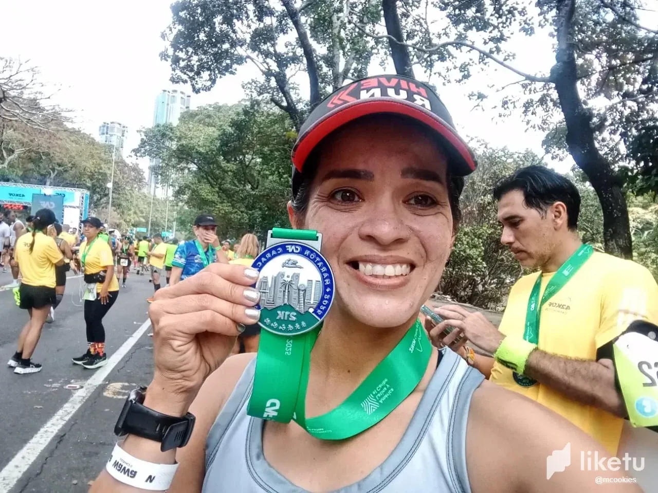 Selfies con mi medalla de los 21K maratón CAF 2025.