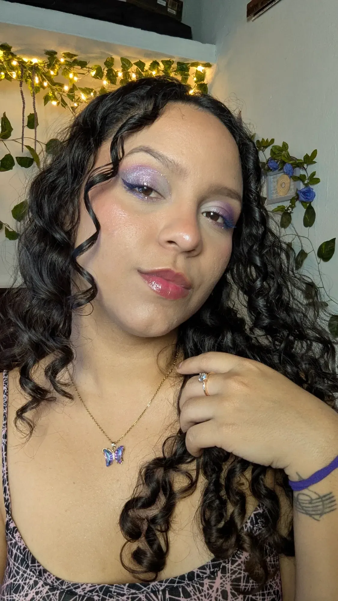 Maquillaje morado con brillos dorados ✨