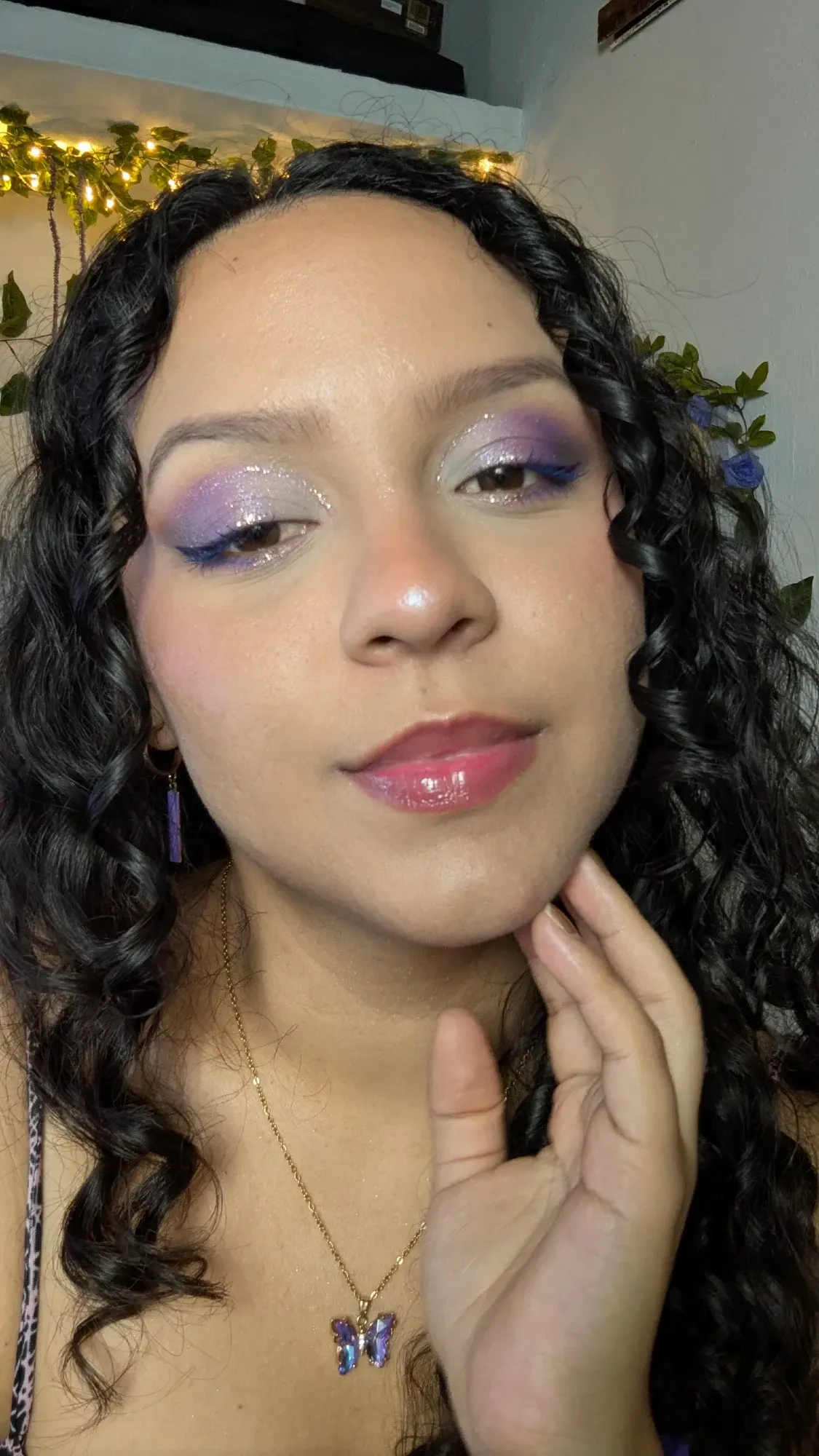 Maquillaje morado con brillos dorados ✨