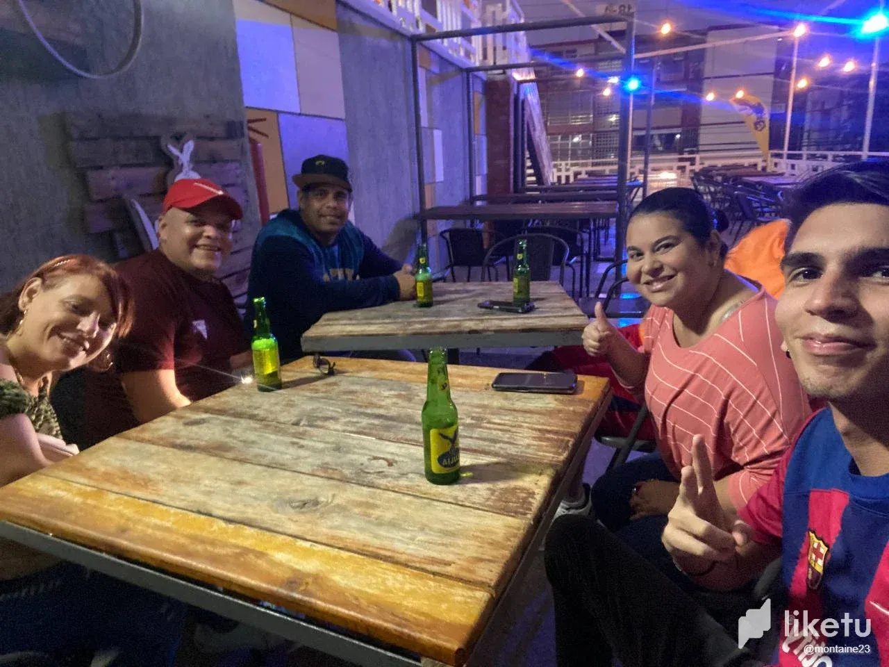 Sharing a good time with friends and a few beers 🍺🤝