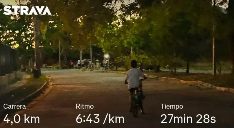 Carrera nocturna mientras mi bebé más pequeño manejaba bici