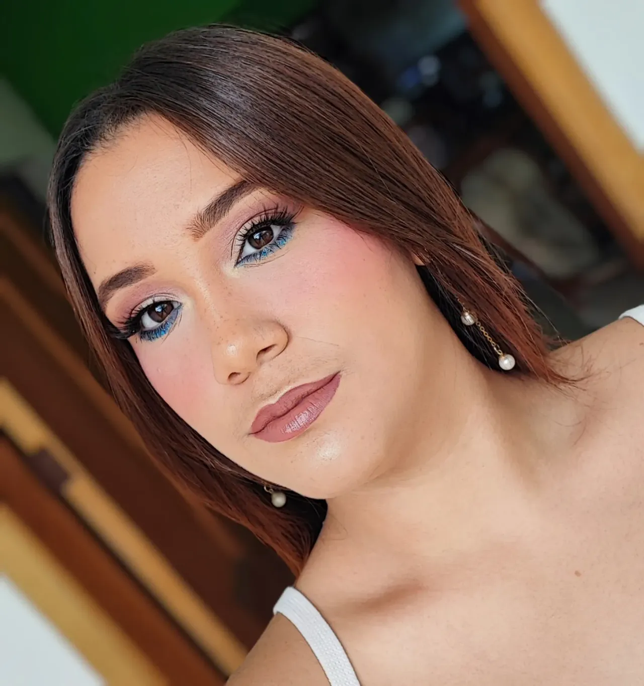 Maquillaje social con un toque de azul y labios nude|Social make-up with a touch of blue and nude lips  