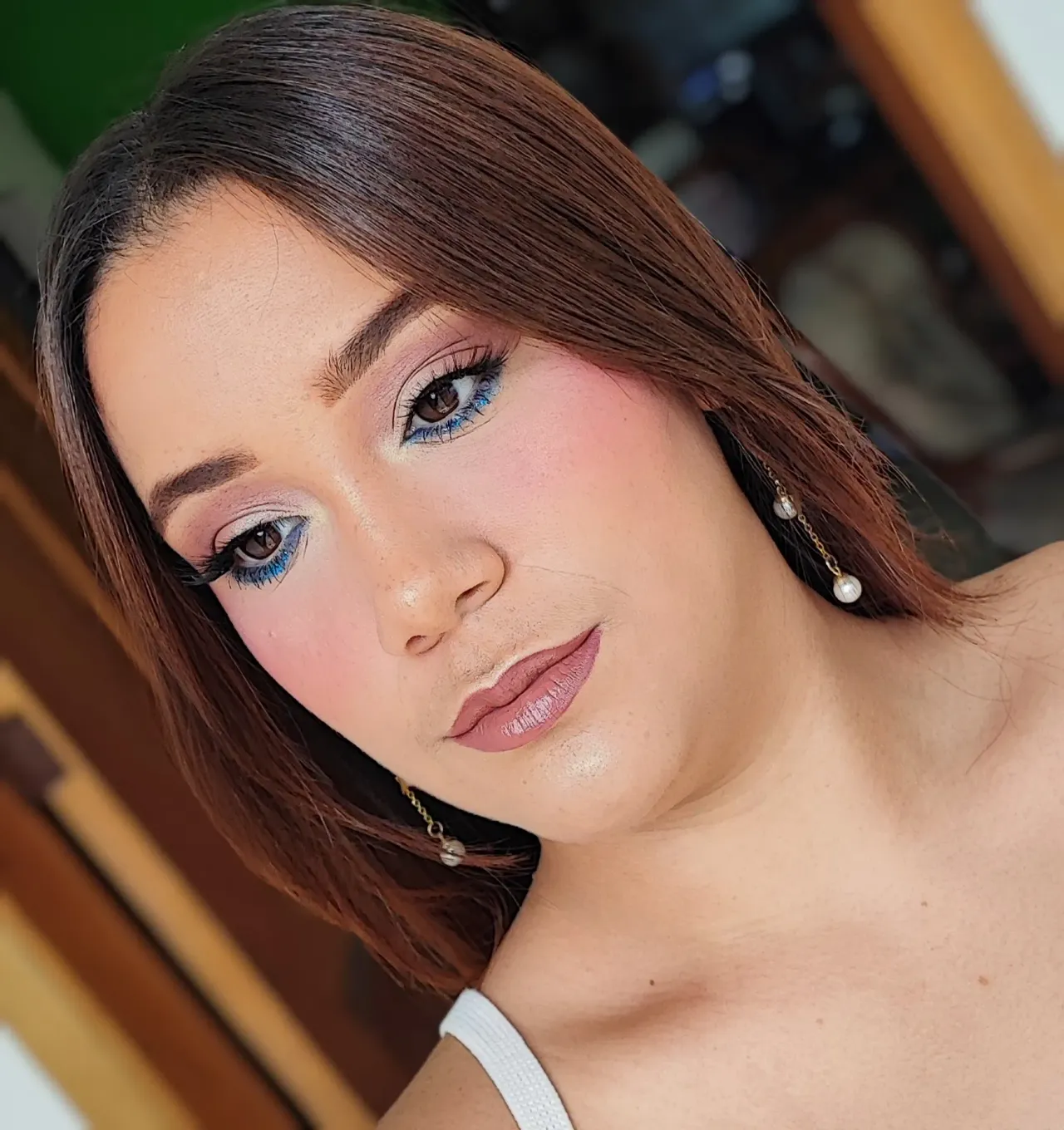 Maquillaje social con un toque de azul y labios nude|Social make-up with a touch of blue and nude lips  
