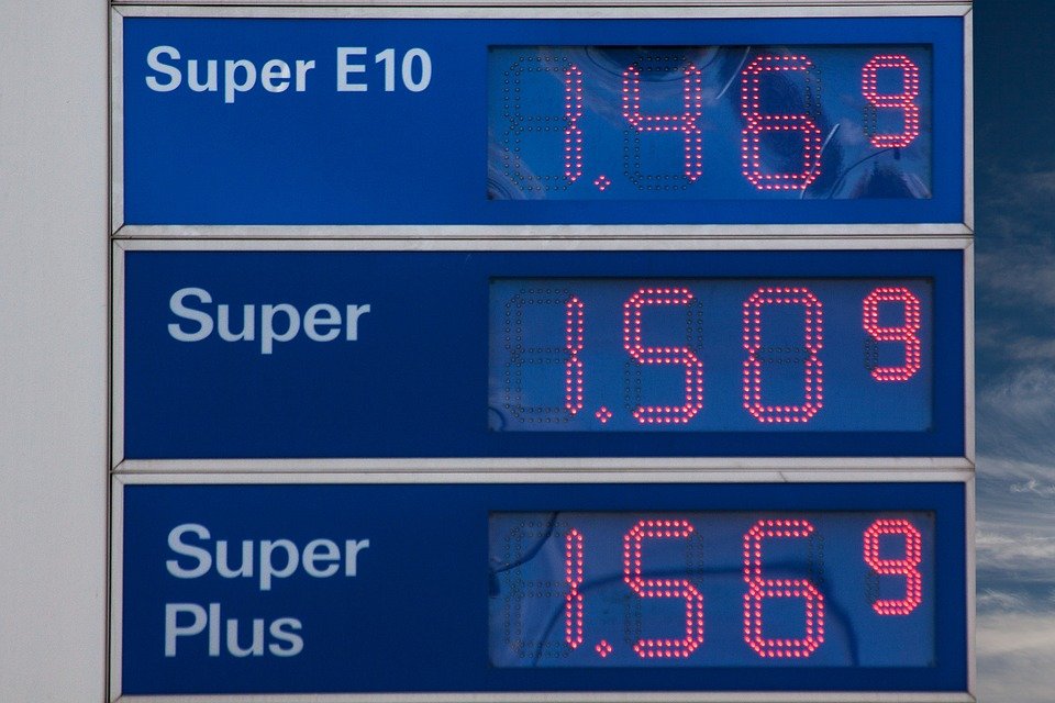 https://cdn.pixabay.com/photo/2013/11/05/21/51/gasoline-prices-206098_960_720.jpg