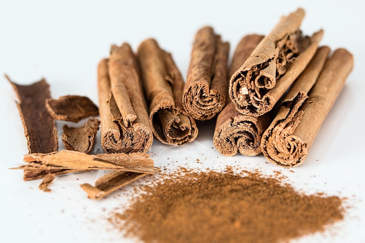 https://cdn.pixabay.com/photo/2014/11/02/16/55/cinnamon-stick-514243_1280.jpg