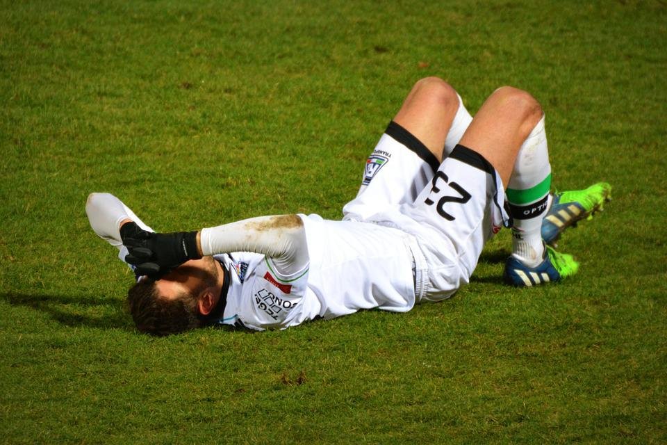 https://cdn.pixabay.com/photo/2015/02/01/10/10/football-619243_960_720.jpg