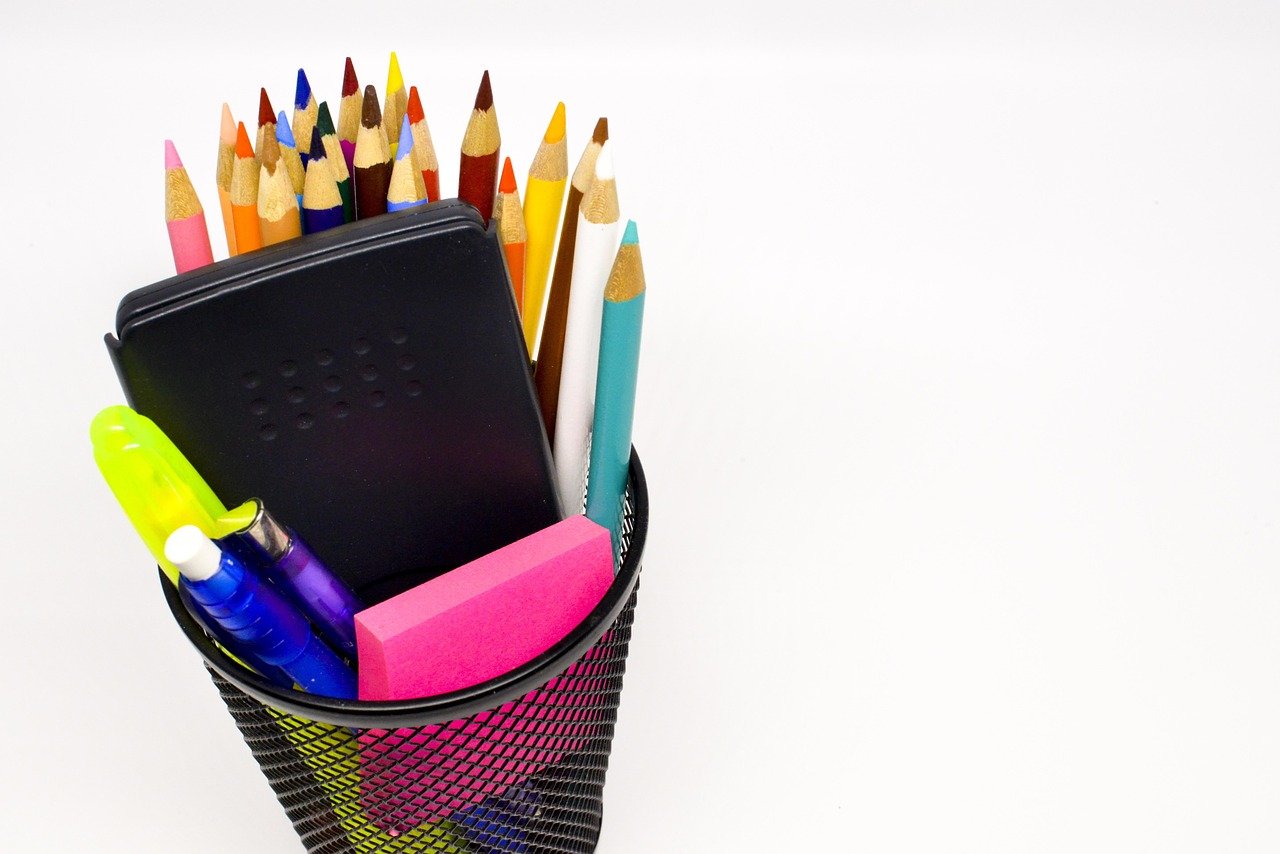 https://cdn.pixabay.com/photo/2015/09/23/09/36/back-to-school-953250_1280.jpg