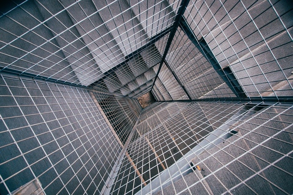 https://cdn.pixabay.com/photo/2015/09/28/21/32/staircase-962784_960_720.jpg