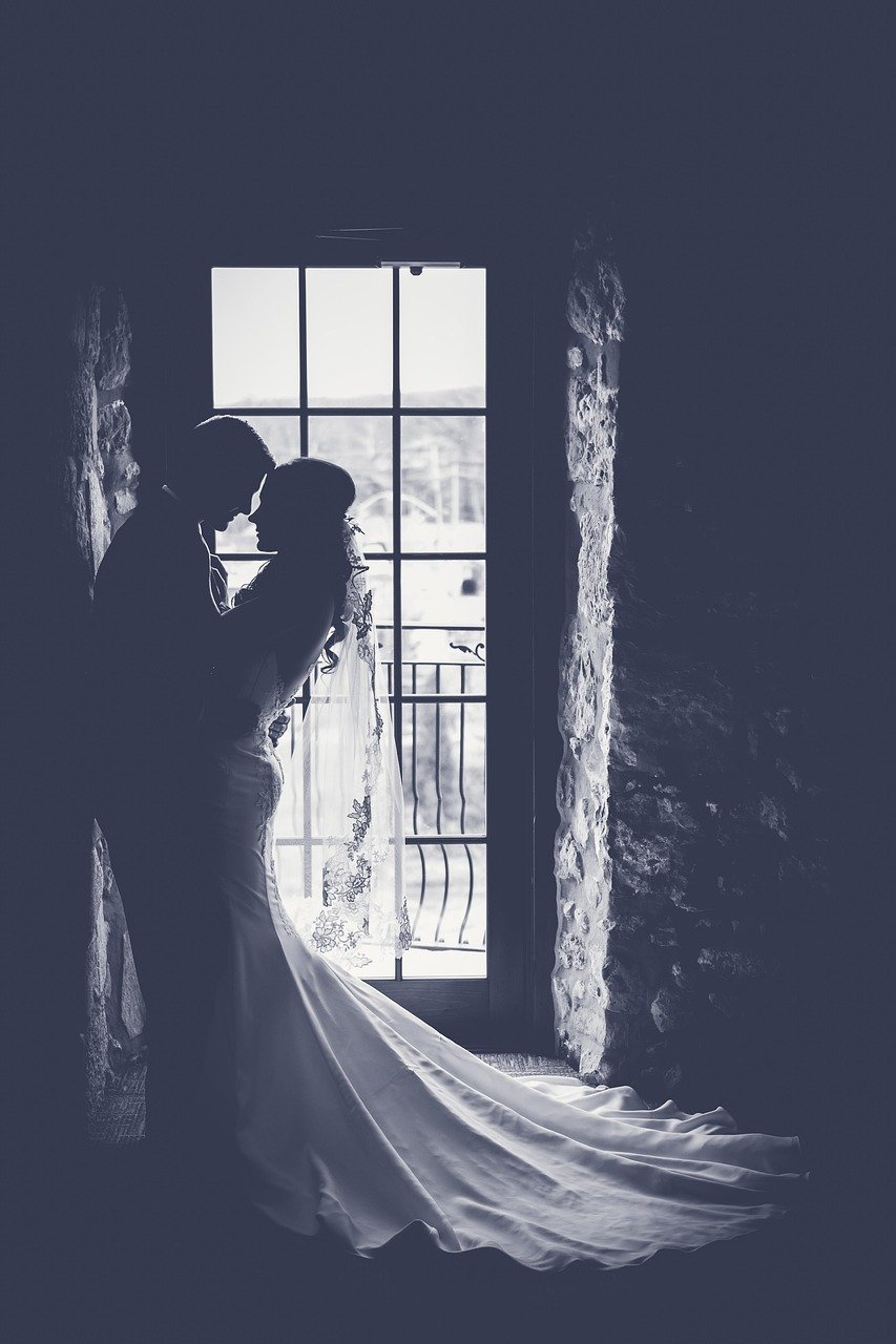 https://cdn.pixabay.com/photo/2016/11/22/19/05/wedding-1850074_1280.jpg