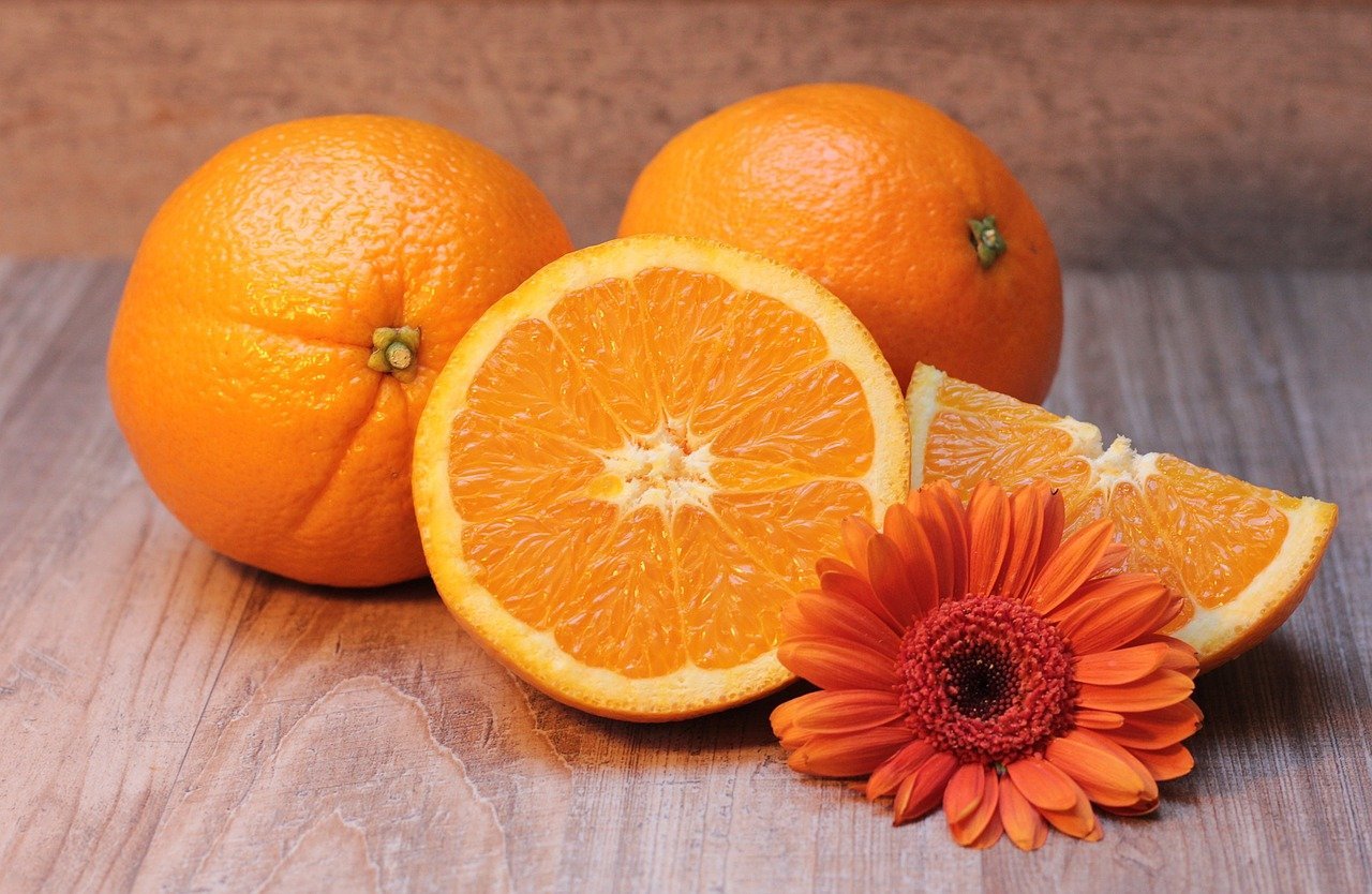 https://cdn.pixabay.com/photo/2017/01/20/15/06/oranges-1995056_1280.jpg