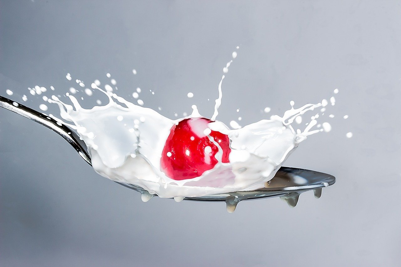 https://cdn.pixabay.com/photo/2017/02/13/22/27/milk-splash-2064088_1280.jpg