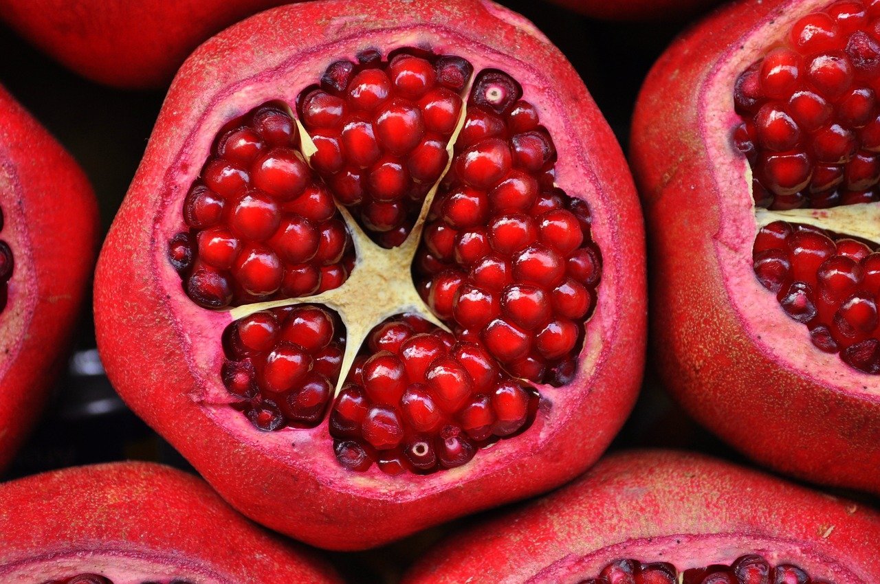 https://cdn.pixabay.com/photo/2018/05/08/20/19/pomegranate-3383814_1280.jpg