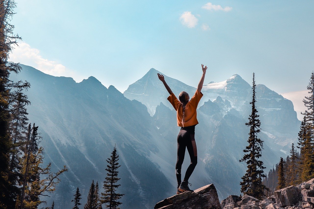 https://cdn.pixabay.com/photo/2019/01/27/22/32/mountains-3959204_1280.jpg