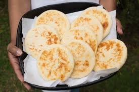 Premium Photo  Arepas venezolanas en budare o plancha