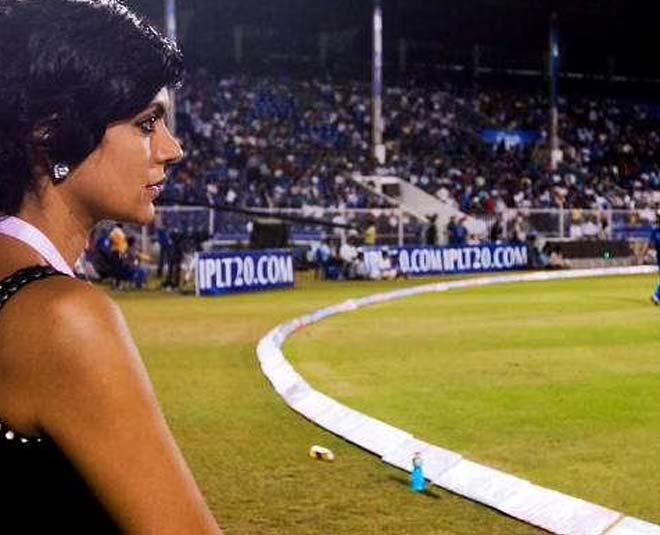 https://cdn.steemitimages.com/DQmSt6GSrpUctpk3wF1yE4GNwL6auM4GbYMv8d58ahvBVks/mandira-bedi-cricket-anchor.jpg