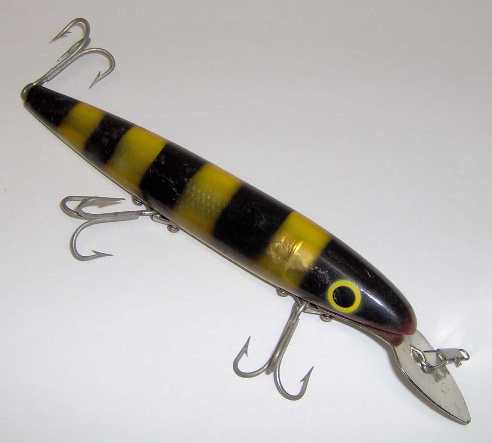 VINTAGE CISCO KID MUSKY size LURE in BUMBLE BEE  lure is 8