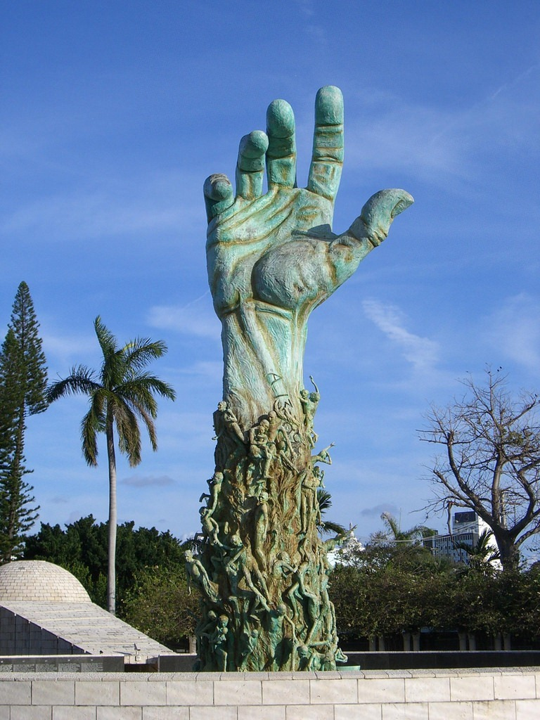 Escultura de manos en el trópico de cáncer en taiwán, penghu