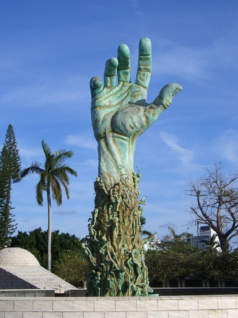 Escultura manos – Global Bazaar