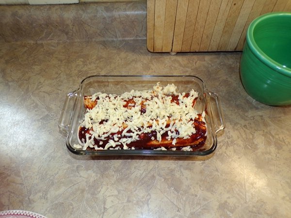 https://cdn.steemitimages.com/DQmVN8o4kWhUKYyx6Y2EDtgjnWZRHU4K1zZ5mRd4fQE5whM/Enchiladas%20-%20cheese%20and%20sauce%20on%20wheat%20tortillas%20crop%20January%202020.jpg