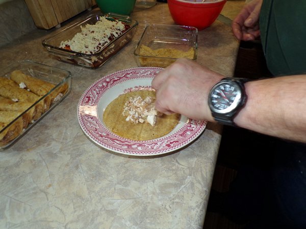 https://cdn.steemitimages.com/DQmWKdbq2hK1cfqFPr8YF8cxqPGefdtuTbsP3zKM2G44UzQ/Enchiladas%20-%20filling%20corn%20tortillas%20crop%20January%202020.jpg