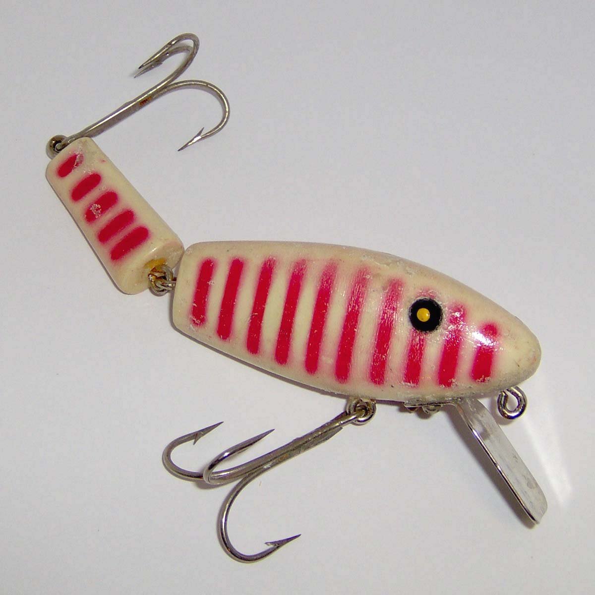 RARE L & S BAIT MUSKY (MUSKIE) BASS-MASTER LURE in RED STRIPE with OPAQUE  EYES  neat old lure