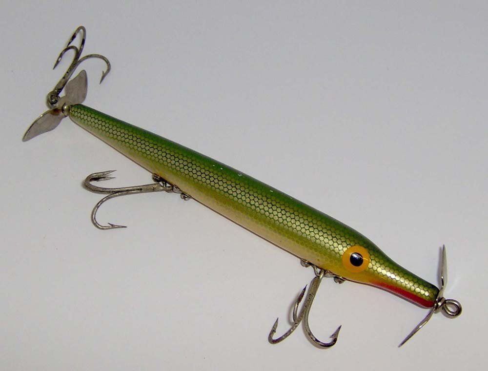 VINTAGE BOONE BAIT CO. NEEDLE FISH WOOD LURE in GREEN SCALE  lure  looks like a Gar Minnow