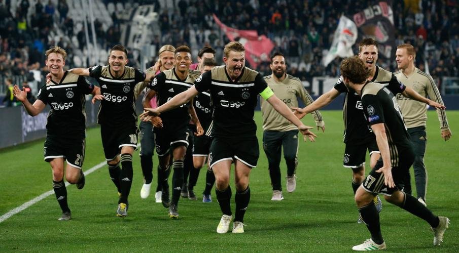 https://cdn.steemitimages.com/DQmZX2WKmQi4hVZxLYjw3BzpoBxxK3uSZUCRK5kxZ9pKFNq/Ajax-postmatch-G1050.jpg