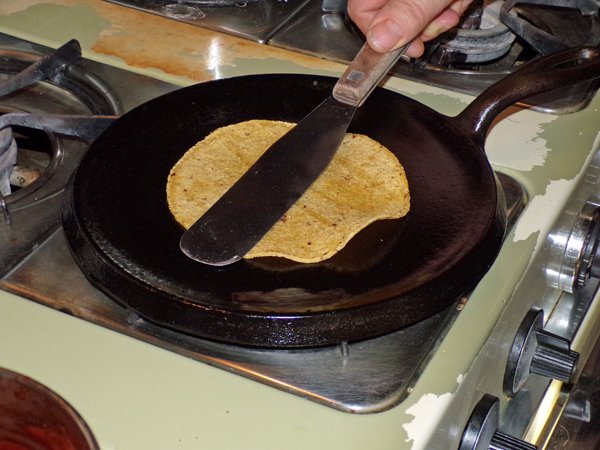 https://cdn.steemitimages.com/DQmaA6kG8PkaNiL7Qk1Gkkw8bmFzXuaFweBH18YqmccR9Bt/Enchiladas%20-%20heating%20corn%20tortillas%20crop%20January%202020.jpg