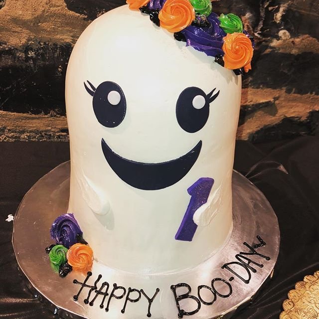 Emoji Ghost Cake with Halloween Candy | Club Crafted