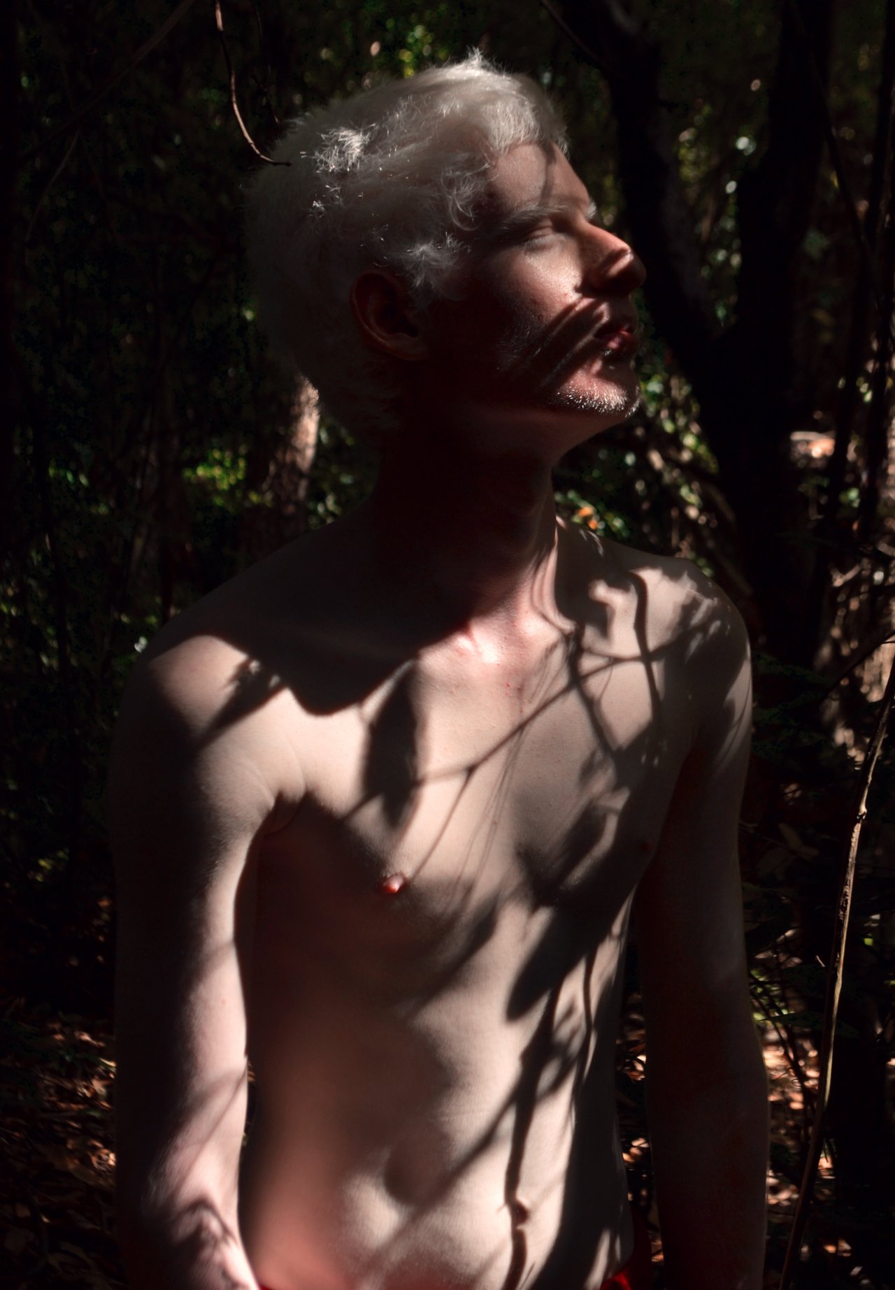 Sesión de desnudos en la naturaleza a un amigo albino | PeakD