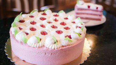 https://cdn.steemitimages.com/DQmeTCAwXC7FWPHBJaB19XH3h8j4xF4nvzJaee31aY4zBjs/191105112545-budapest-cakes---full-cake-and-cake-slice-1.jpg