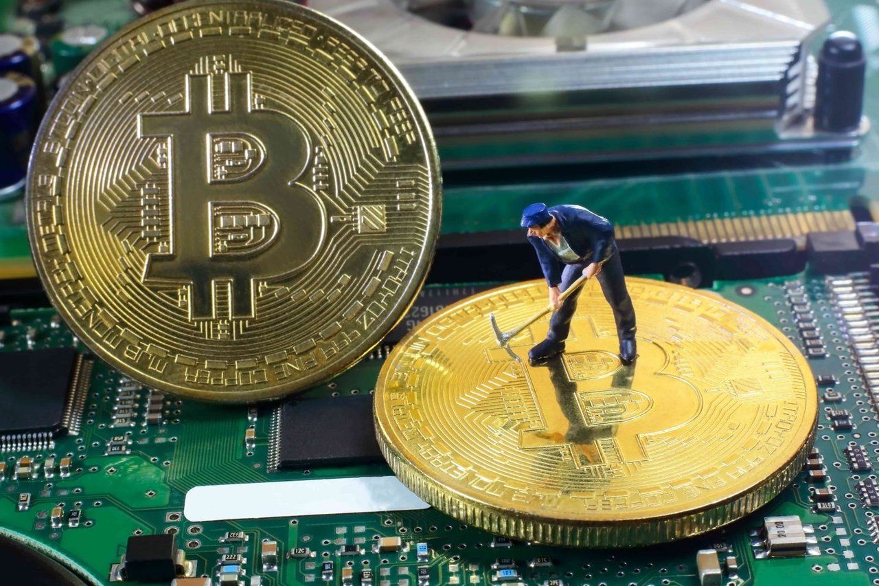 https://coinrevolution.com/wp-content/uploads/2018/11/bitcoin-miners-e1477665223385.jpg