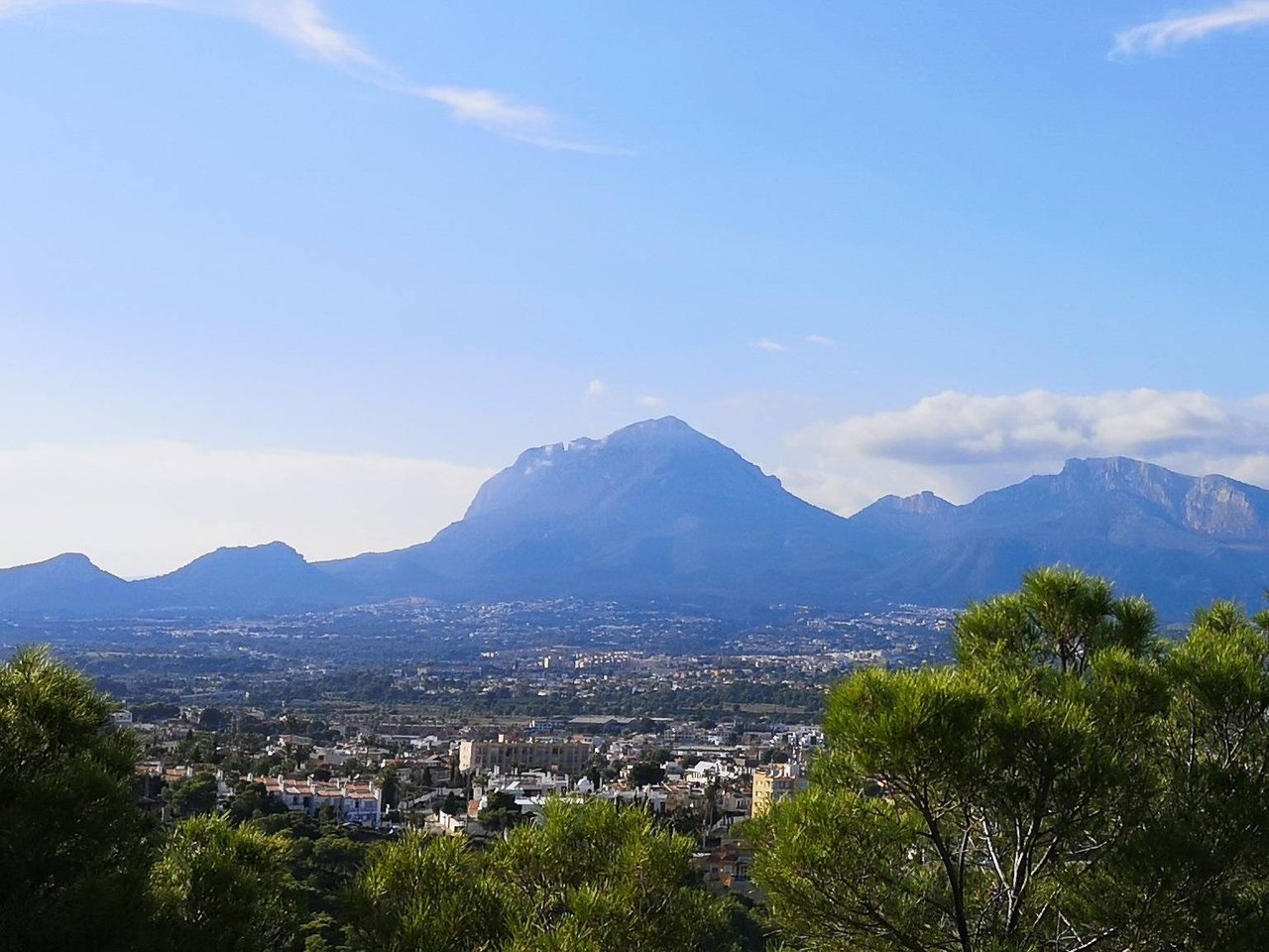 Roland’s Cut in Puig Campana. Photo by Alis Monte [CC BY-SA 4.0], via ctdots.eu