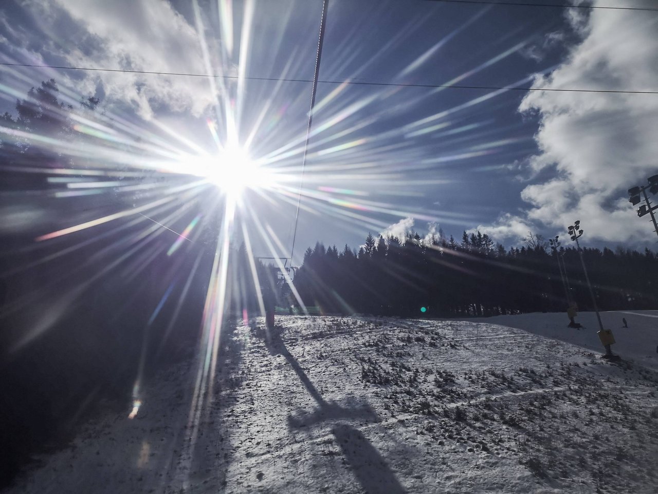   Be sure to take your sun glasses as the sun combined with snow can blind you. Photo by Alis Monte [CC BY-SA 4.0], via Connecting the Dots