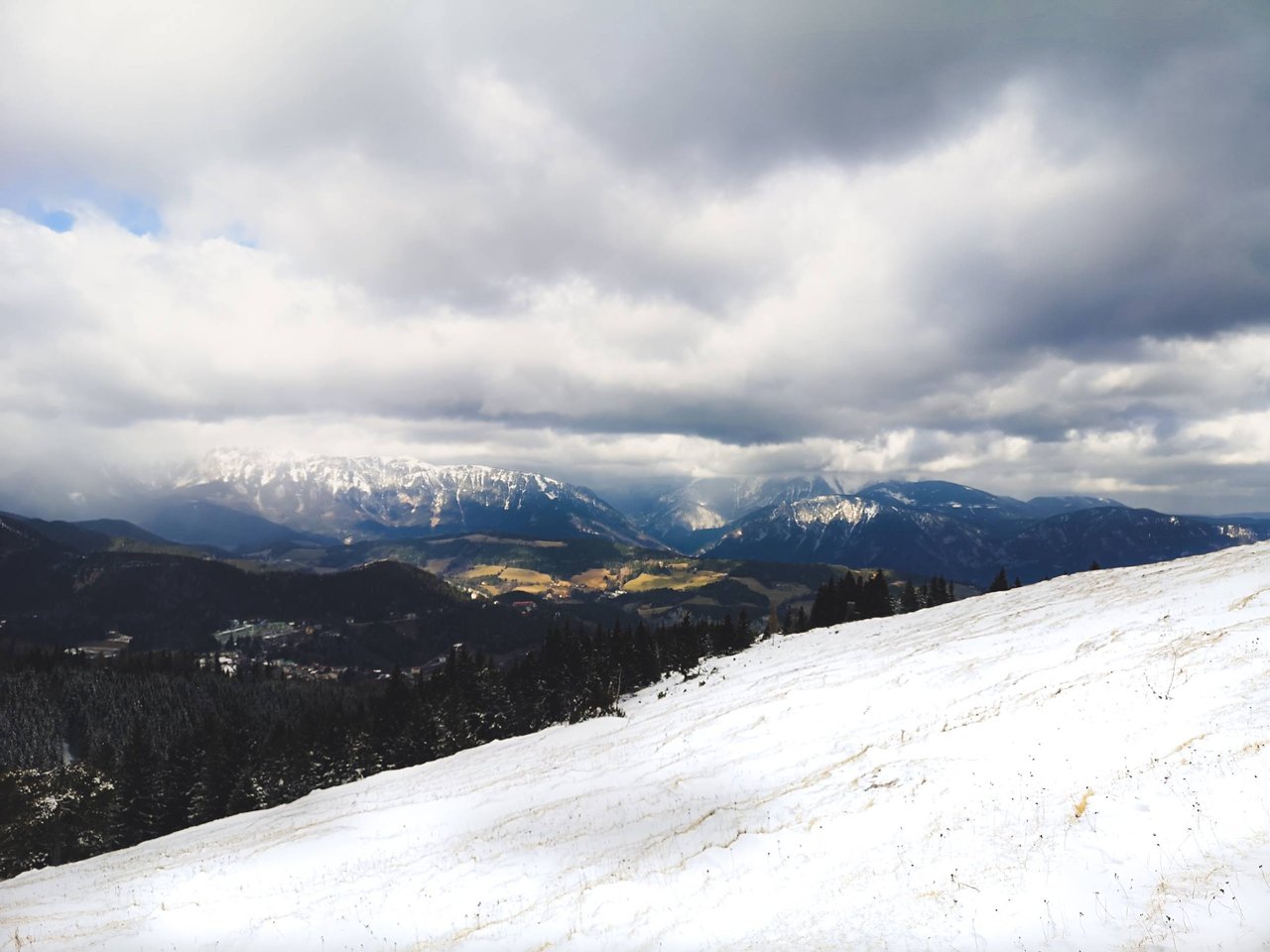 Rax Alps (left) and Schneeberg (right) is right in your face in Semmering. Photo by Alis Monte [CC BY-SA 4.0], via Connecting the Dots