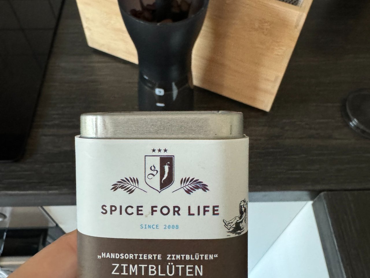 Brewing Coffee with Ground Cinnamon Blossoms / シナモンの花とともに挽いていれるコーヒー