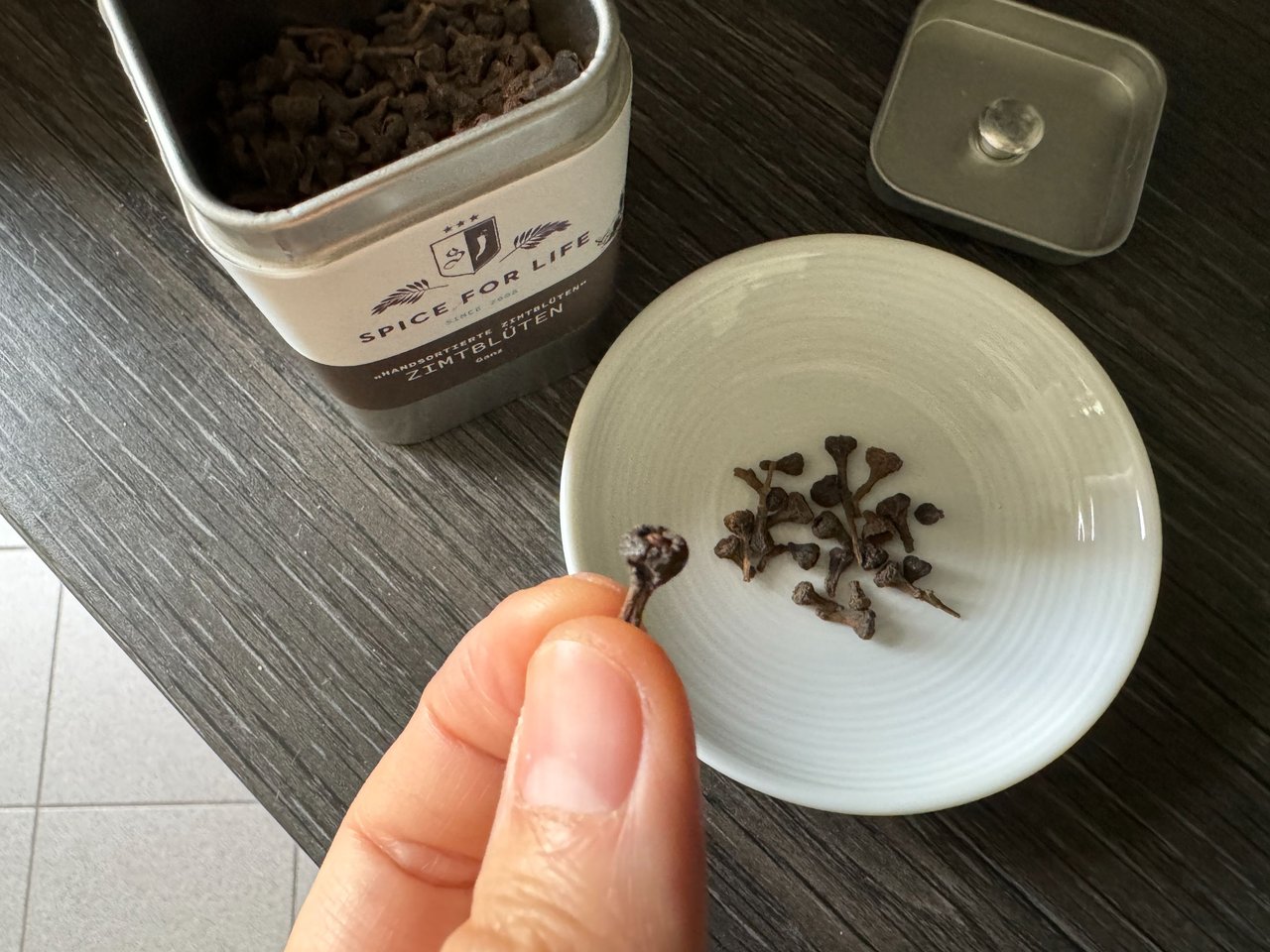 Brewing Coffee with Ground Cinnamon Blossoms / シナモンの花とともに挽いていれるコーヒー