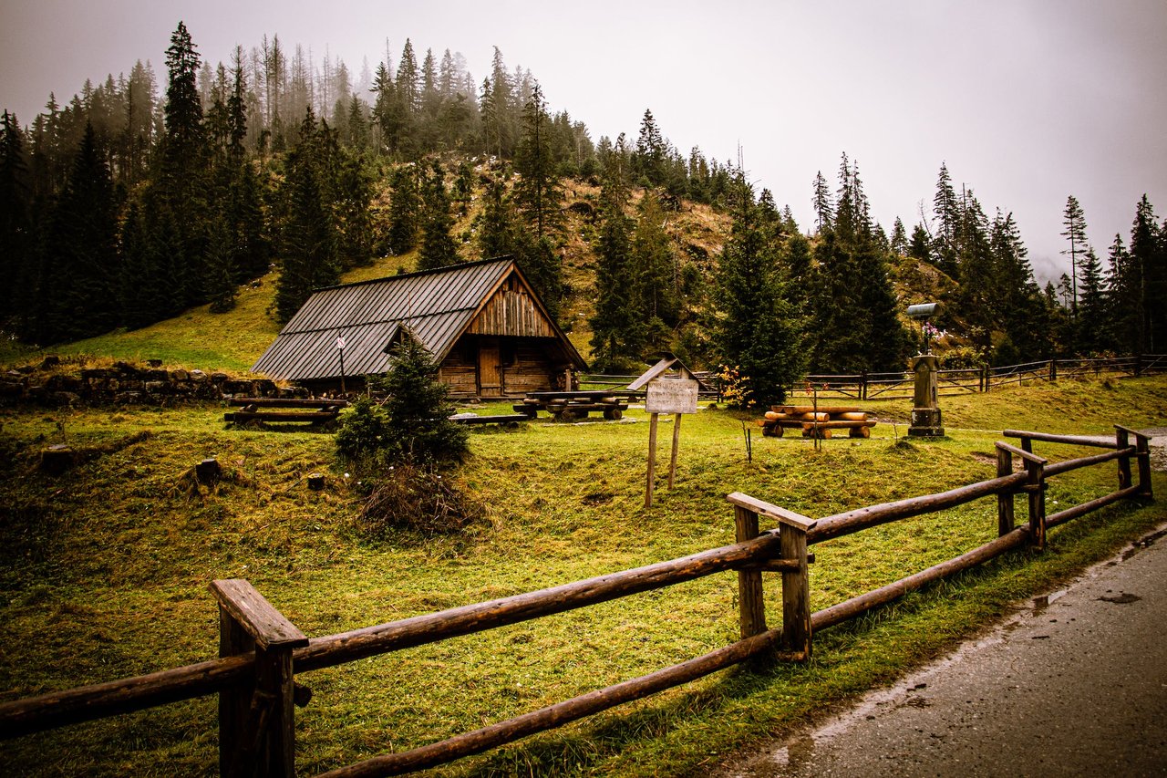 free-photo-of-wooden-house-in-village-in-green-countryside.jpeg