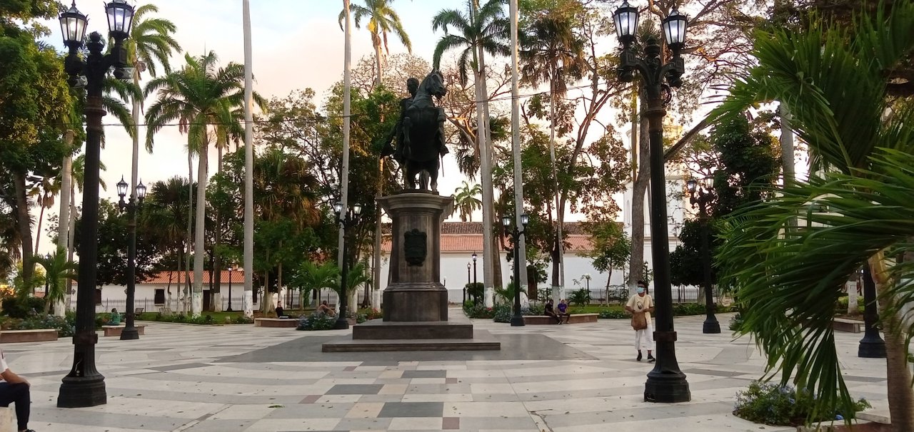 Fotos de Plaza Bolívar en Barquisimeto | Photos of Plaza Bolívar in  Barquisimeto | Esp-Eng | PeakD