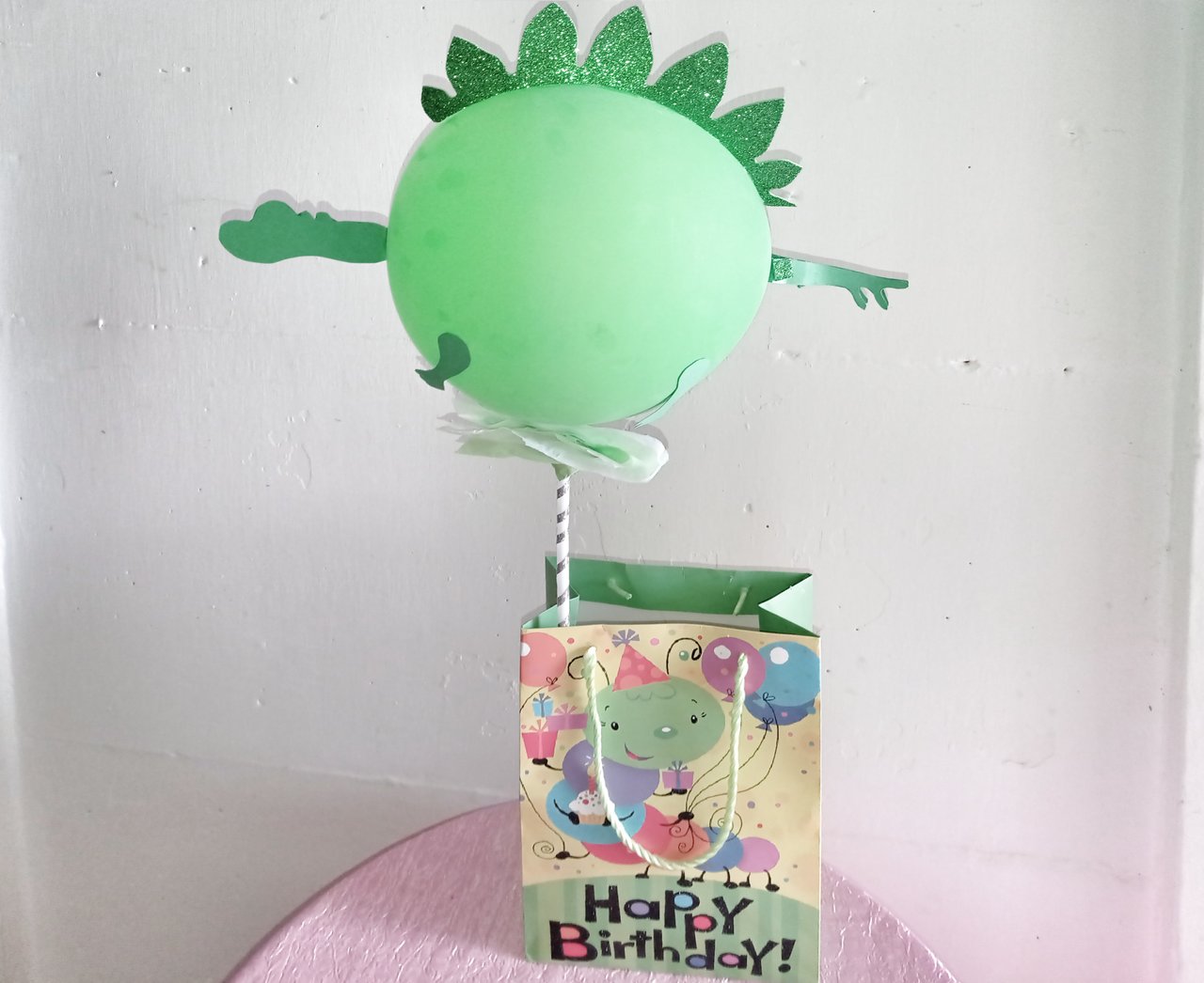 Como hacer dinosaurios con globos y cartulina - Manualidades con globos  2021 