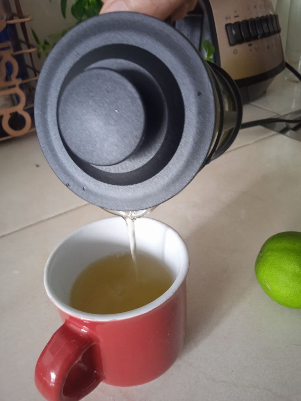 Testing my new French press with turmeric tea in tea bags (SPA-ENG)
