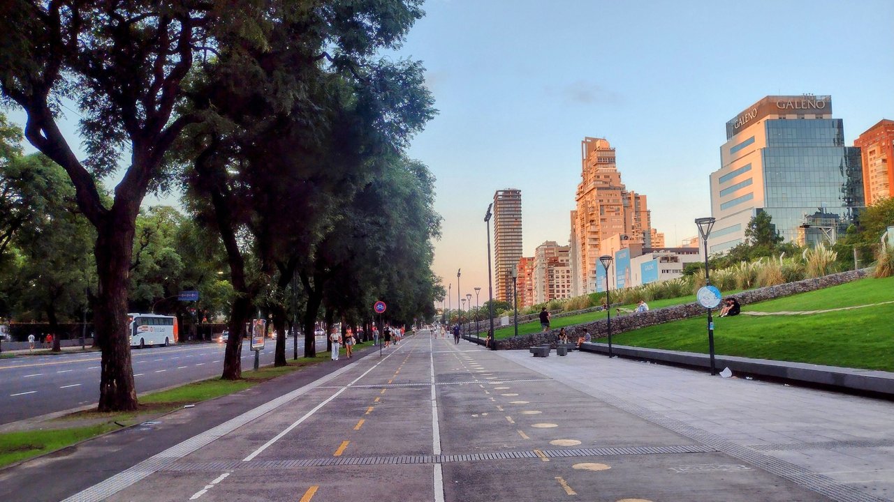 Caminata en el atardecer /  Sunset walk